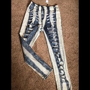 UNIQUE stripped acid washed ripped skinny jeans!